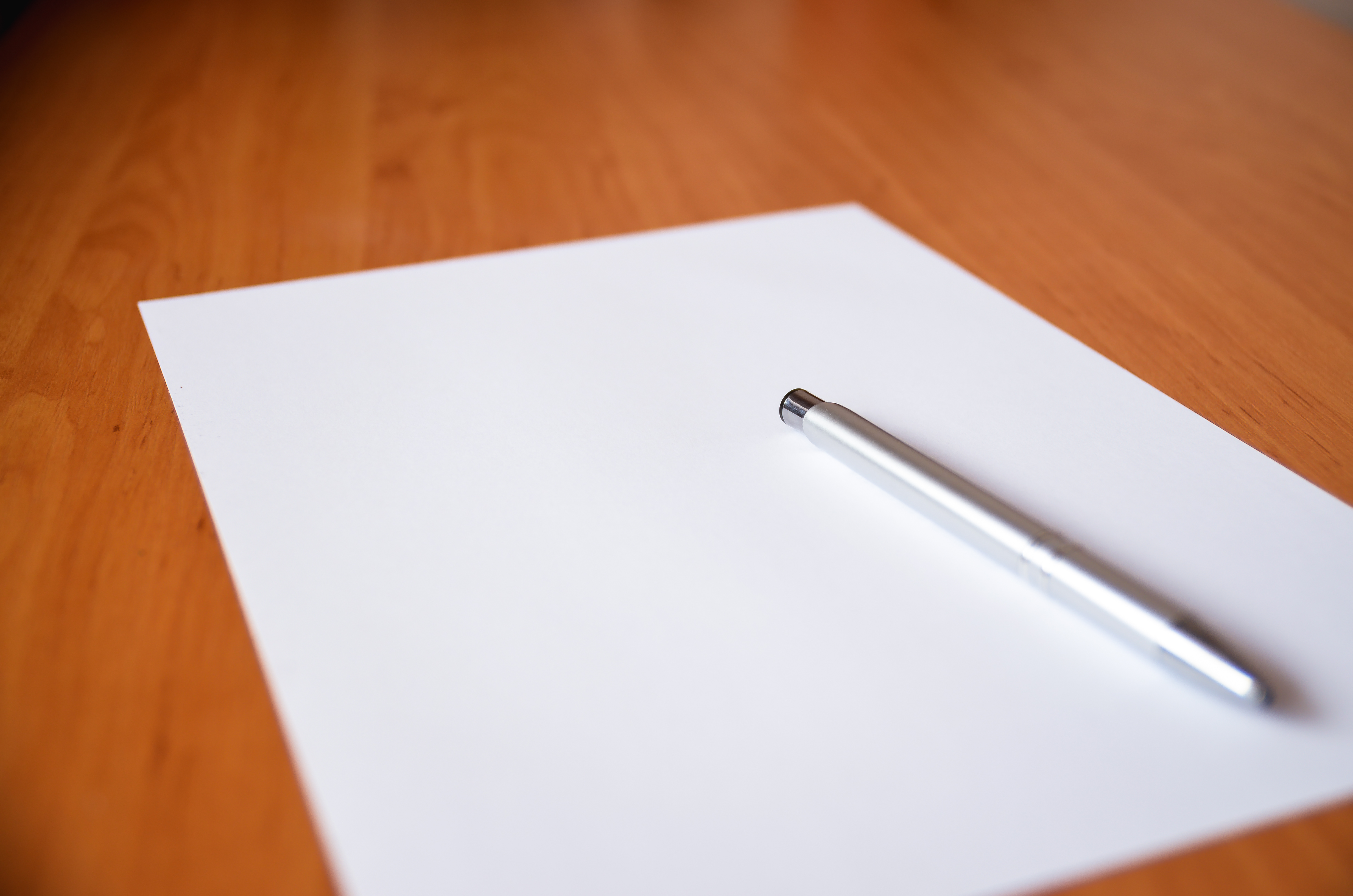 Белый лист бумаги на столе. Лист бумаги. Лист бумаги и ручка. Пустой лист бумаги. Чистый лист бумаги и ручка.